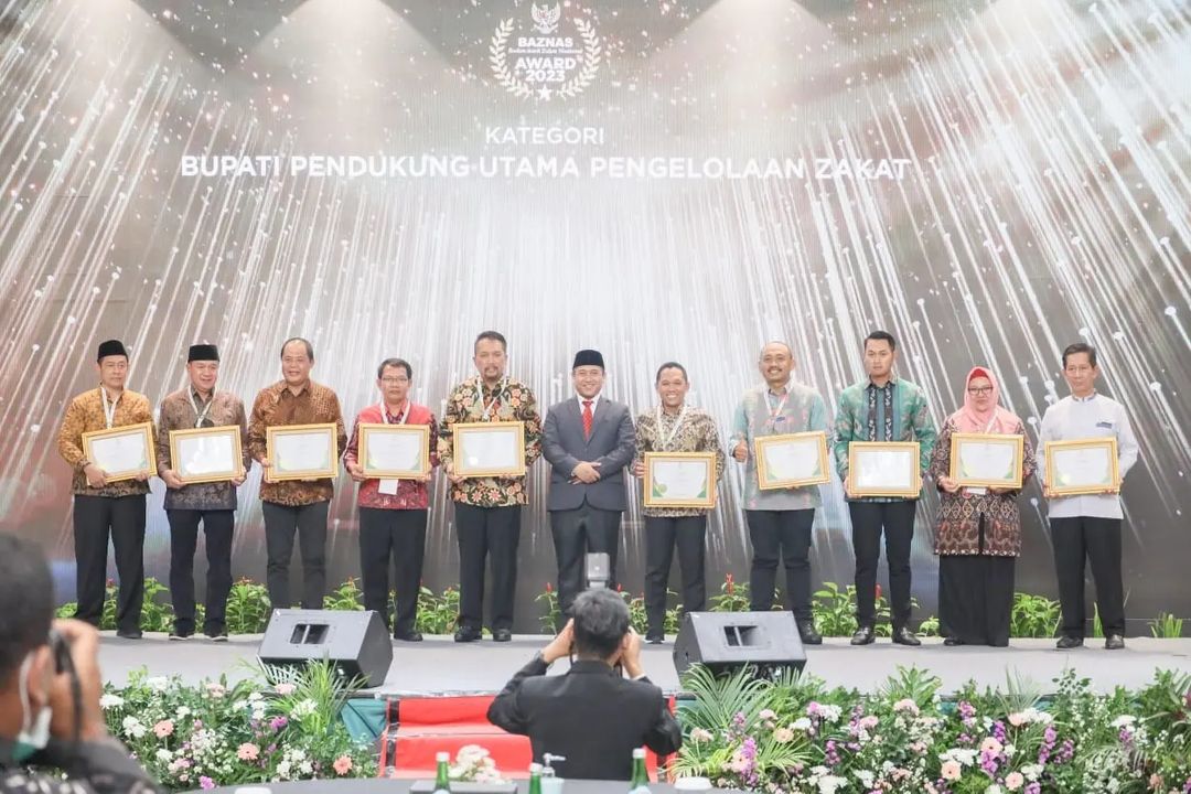 Kado Jelang Ramadhan Bupati dan Baznas Gresik Terima Penghargaan Baznas Award 2023