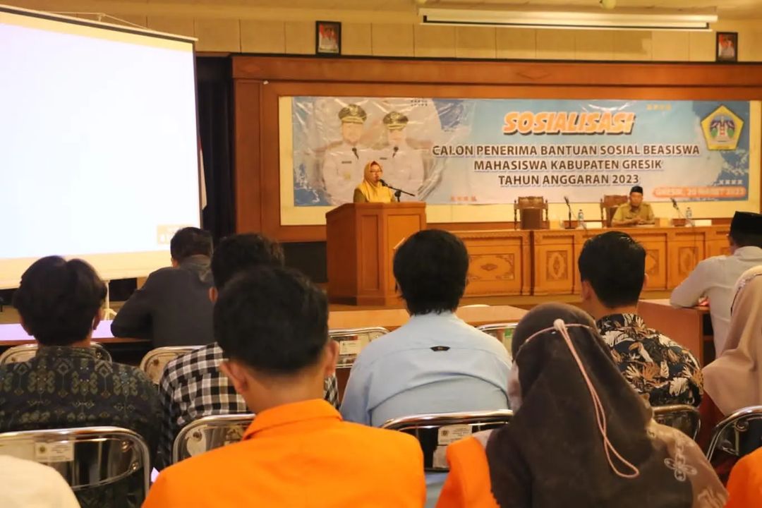 Pemerataan Pendidikan, Bagian Kesra Sekda Gresik Berikan Bantuan Sosial Beasiswa Kepada 104 Mahasiswa Gresik