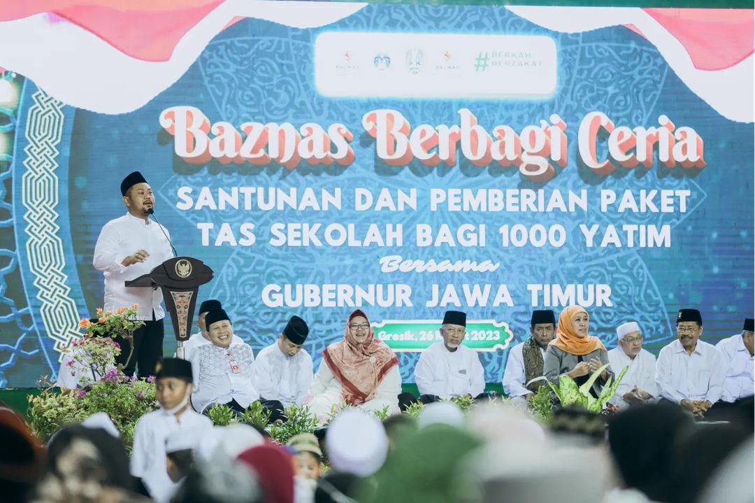 Bupati Gresik Bersama Gubernur Jatim Laksanakan Shalat Tarawih Di Masjid Jami' Gresik Hingga Bagikan Ratusan Paket Beras