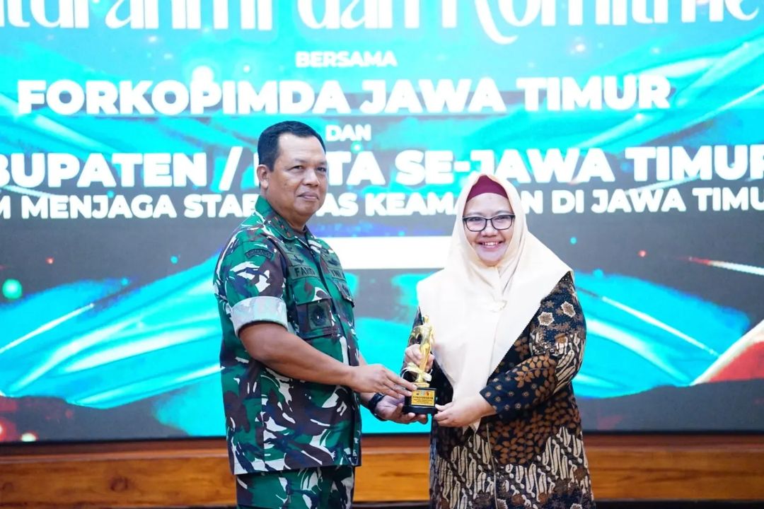 Bangun Palang Pintu Perlintasan Kereta Api, Wabup Aminatun Habibah Terima Penghargaan Dari Pangdam V Brawijaya