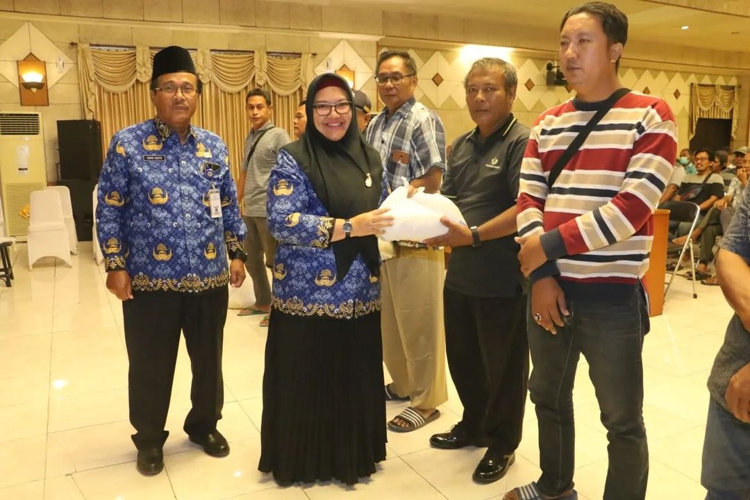 Jelang Lebaran, Wabup Bagikan Bantuan Sembako Bagi Ratusan Sopir Angkot dan Angdes Se-Kabupaten Gresik