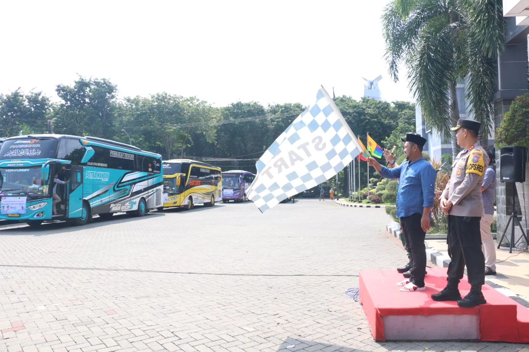 Mudik Bahagia Dan Nyaman. Bupati Gresik Fandi Akhmad Yani Lepas Keberangkatan 786 Pemudik Gratis Asal Kota Pudak