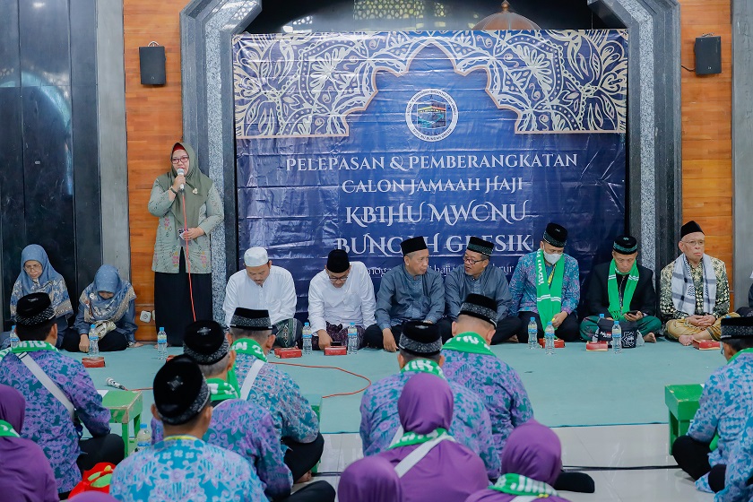 Penuh Haru, Ratusan Jamaah Haji Asal Bungah Berangkat Ibadah Haji Hari Ini