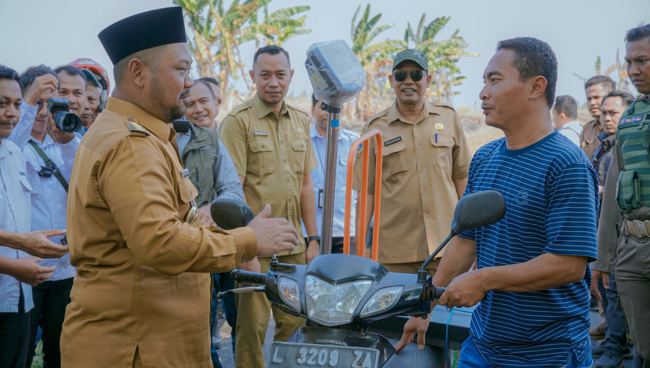 Aktifitas Perekonomian Warga Terganggu, Kerusakan Jalan Poros Desa Setro-Pengalangan Menganti Kini Diperbaiki