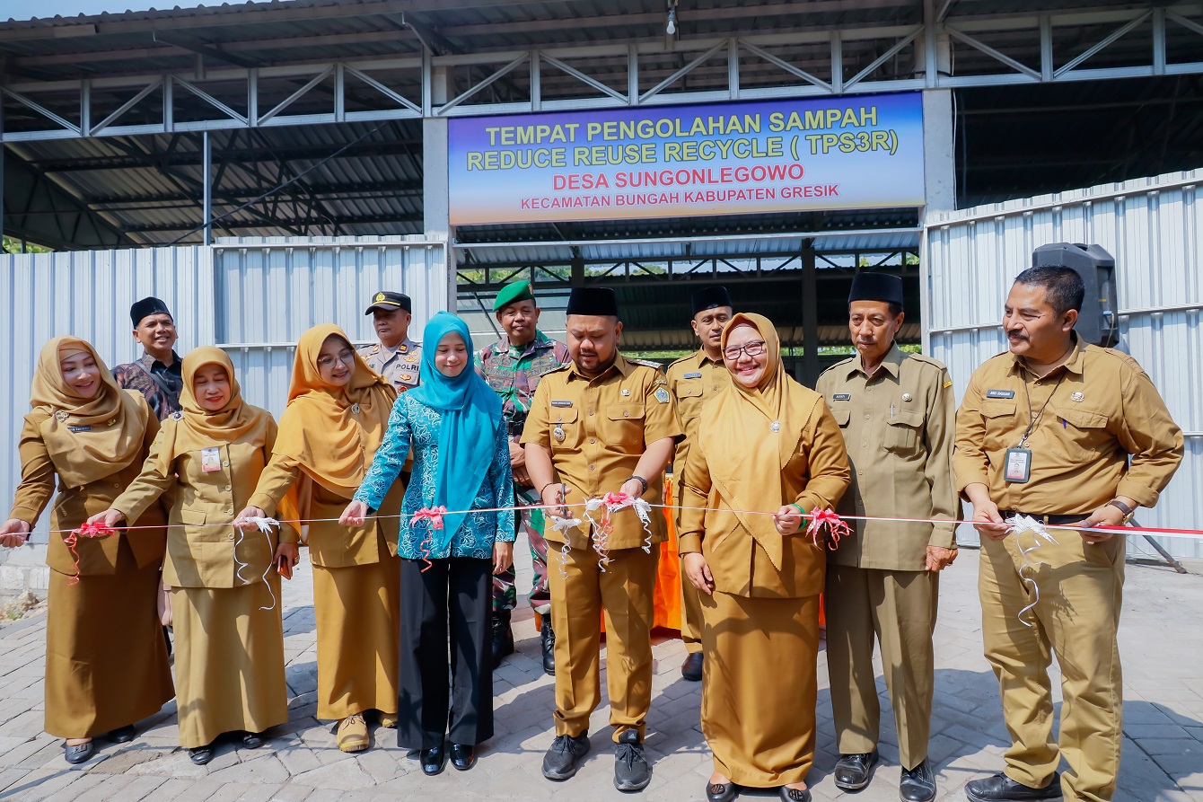 Wujudkan Gresik Bebas Sampah Dan Ramah Anak, Gus Yani Resmikan TPS3R Penghasil Briket Dan SOTH Di Desa Sungonlegowo