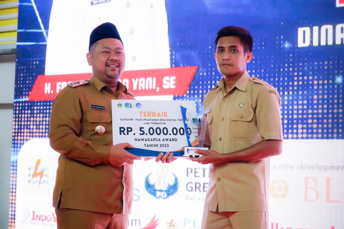 Tingkatkan Layanan Informasi Digital Tingkat Desa, Bupati Gresik Berikan Penghargaan Nawakarsa Award Desa SIAP