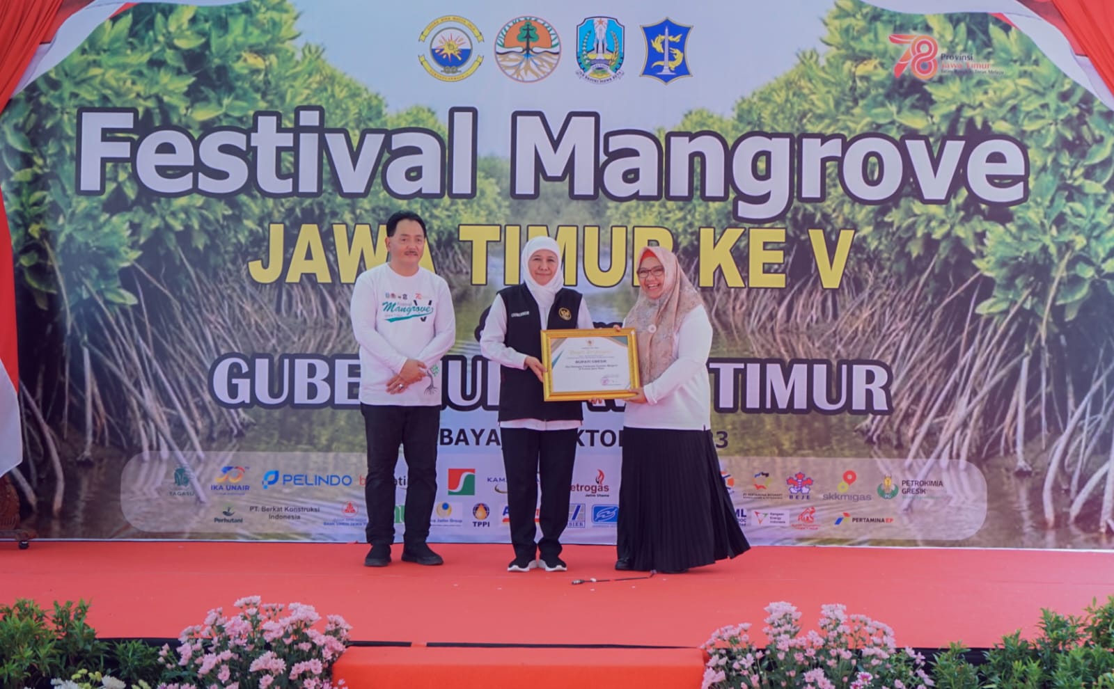 Kepedulian Terhadap Pelestarian Ekosistem Mangrove, Bupati Gresik Peroleh Apresiasi