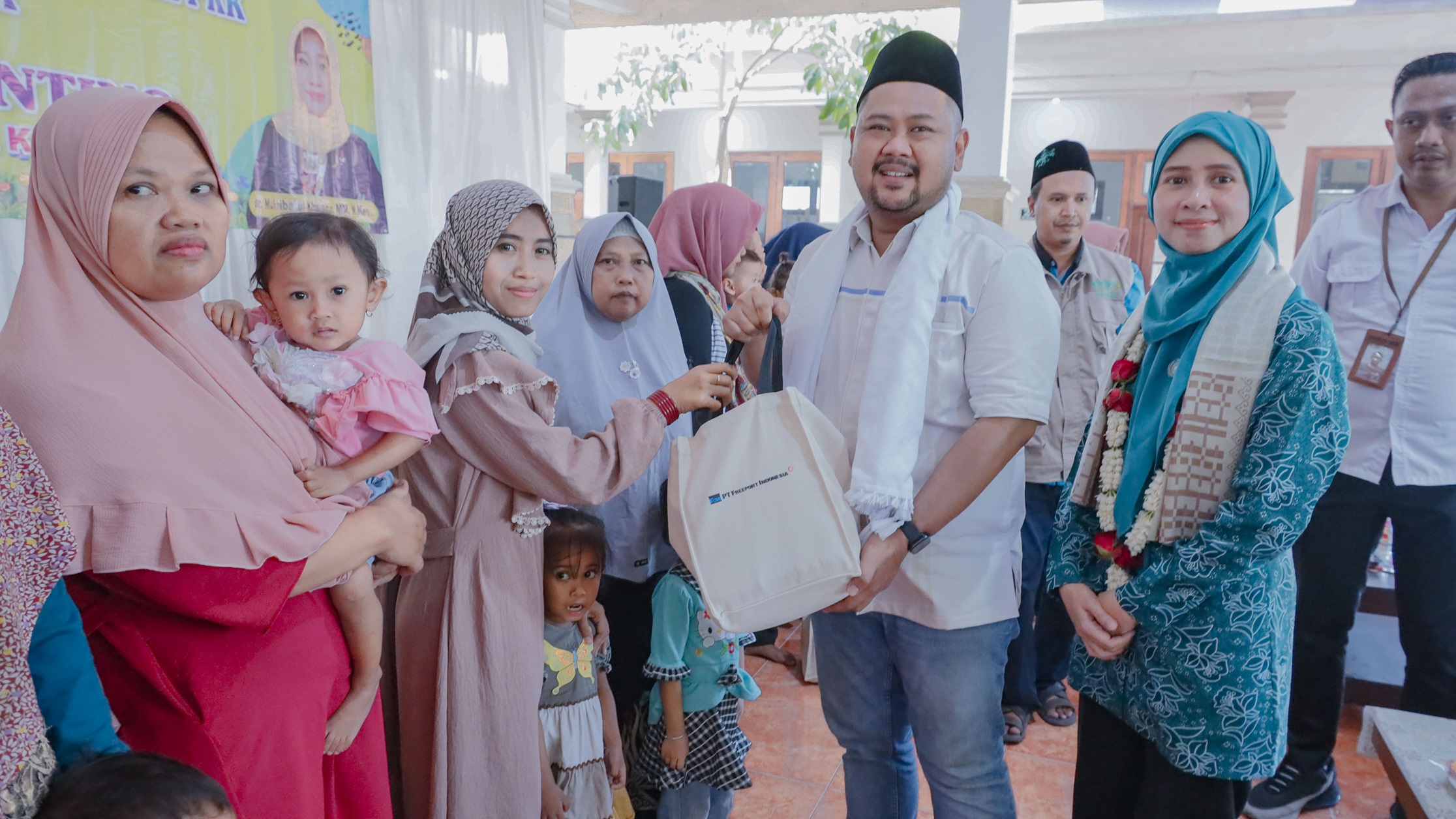 Wujudkan Gresik Bebas Stunting, Bupati dan Ketua TP PKK Berikan Makanan Tambahan dan Pelacakan Stunting