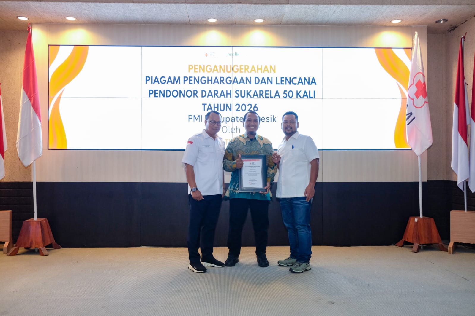 Bupati Gresik Bersama PMI Berikan Apresiasi kepada Pendonor Darah 50 Kali